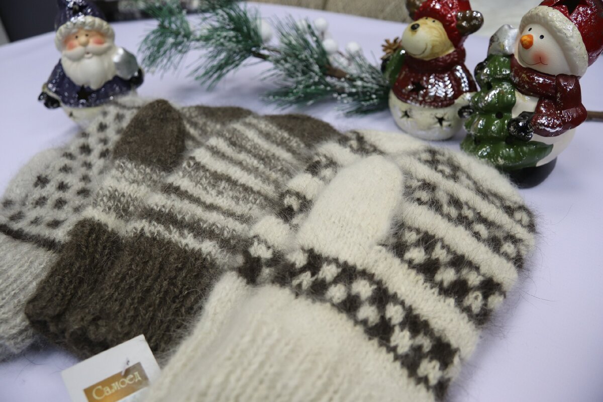 Рукавички из чесанной  шерсти собак различных пород 