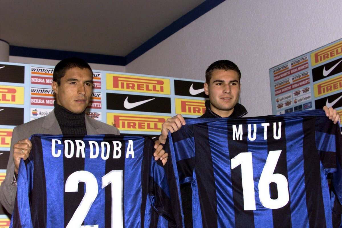 В отличии от парня рядом, Адриан Муту в Интере запомнился лишь своим дебютным голом: Милану, в Кубке, из под самого Мальдини.