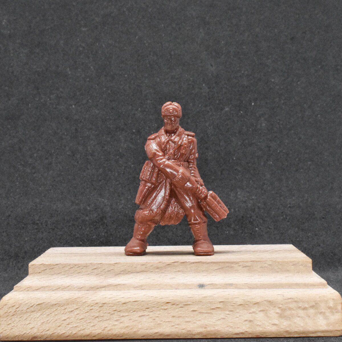 Боец со связкой гранат. Одна в руках, другая - на поясе.