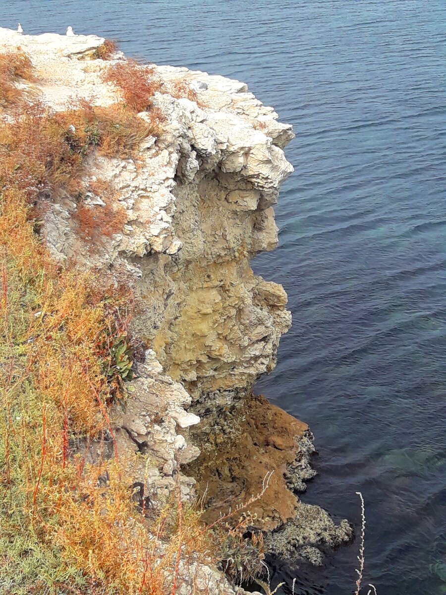 Наша с мужем прогулка по осеннему Херсонесу (Крым), увидели яму для гарума и камень, из которого видно море и небо