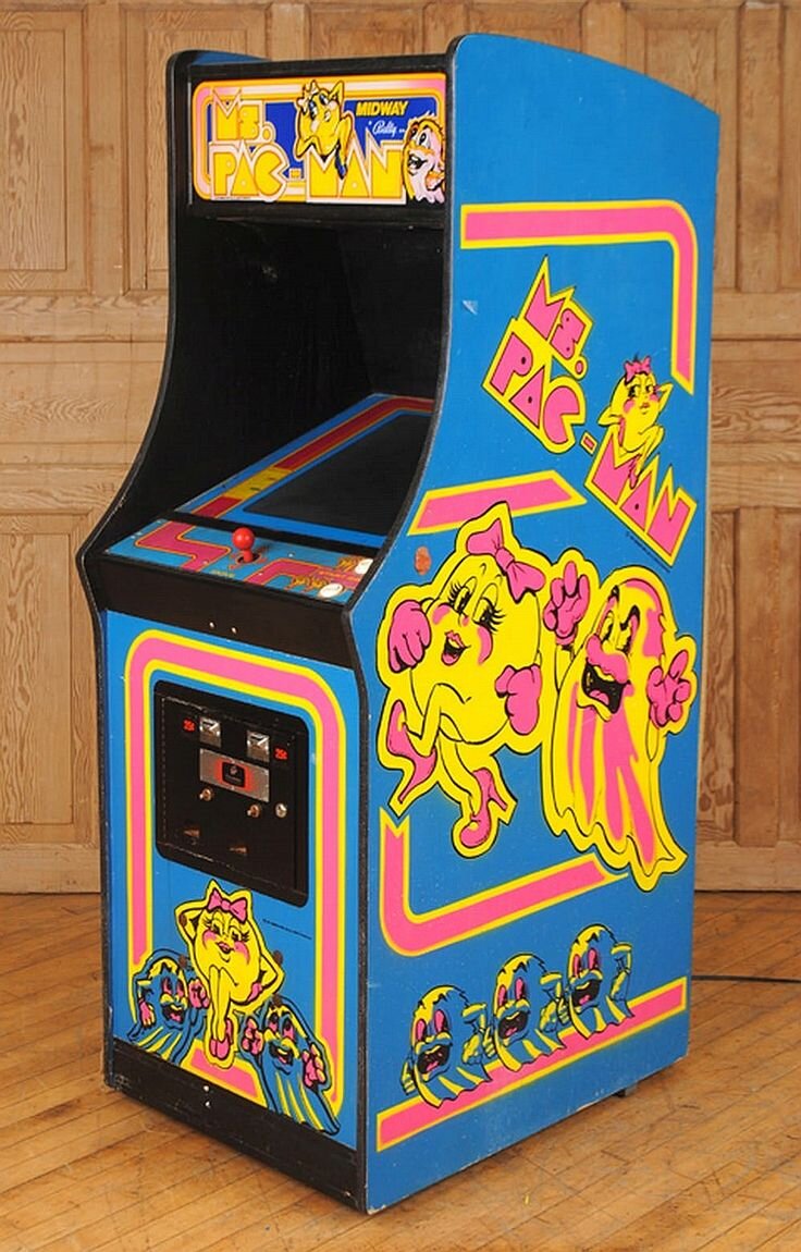 Аркадный автомат Ms. Pac-Man.По некоторым оценкам, игра превзошла по популярности оригинал. Так с учётом того, что автомат продавался преимущественно на территории США, тем не менее, аркада занимает пятое место по продажам в мире.                                              М.а. Я сейчас для себя узнал новенькое Мисис Пак-мэн.....     