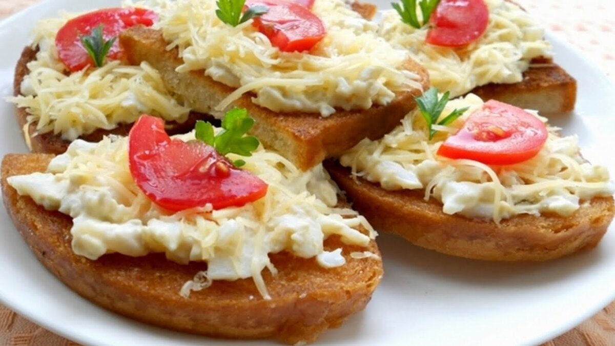     Всем-привет,дорогие друзья,хочу показать вам,очень  вкусный,и простой, рецепт. Бутерброд с чесночно-сырной намазкой и помидорами готовится очень просто, а вкус вас очень порадует. Чеснок с сыром,и помидорами самое хорошее сочетание вкуса. Сыр натирать нужно на самой мелкой тёрке.     Шаг-1 нарезаем батон.Шаг-2, Натираем сыр на тёрке и добавляем майонез с чесноком. Перемешиваем хорошо.Шаг-3, Батон разрезаем пополам и кладём сыр.Шаг-4,На сыр кладем кружочек помидора. Отправляем в микроволновую печь на 30 секунд.Шаг-5,Украшаем петрушкой. Надеюсь вам,понравятся, ,эти,вкусные ,недорогие,красивые,бутерброды, приятного, аппетита.