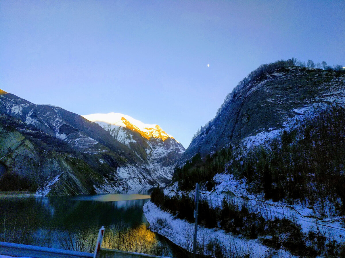 Вот такие виды сопровождали нас по дороге в  Huez.