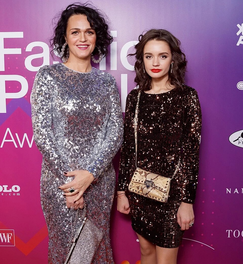 Слава певица дети. Александра сланевская дочь славы. Певица слава и ее дочь александра. Дочь певицы славы александра. Певица на всю голову фильм 2022.