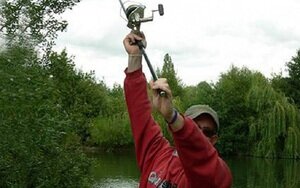 Многие начинающие рыболовы начинают своё знакомство с рыбалкой на видео. Да это и правильно. Все очень наглядно и удобно расписано. Непросто в текстовом варианте или на картинках, а ещё и на экране.