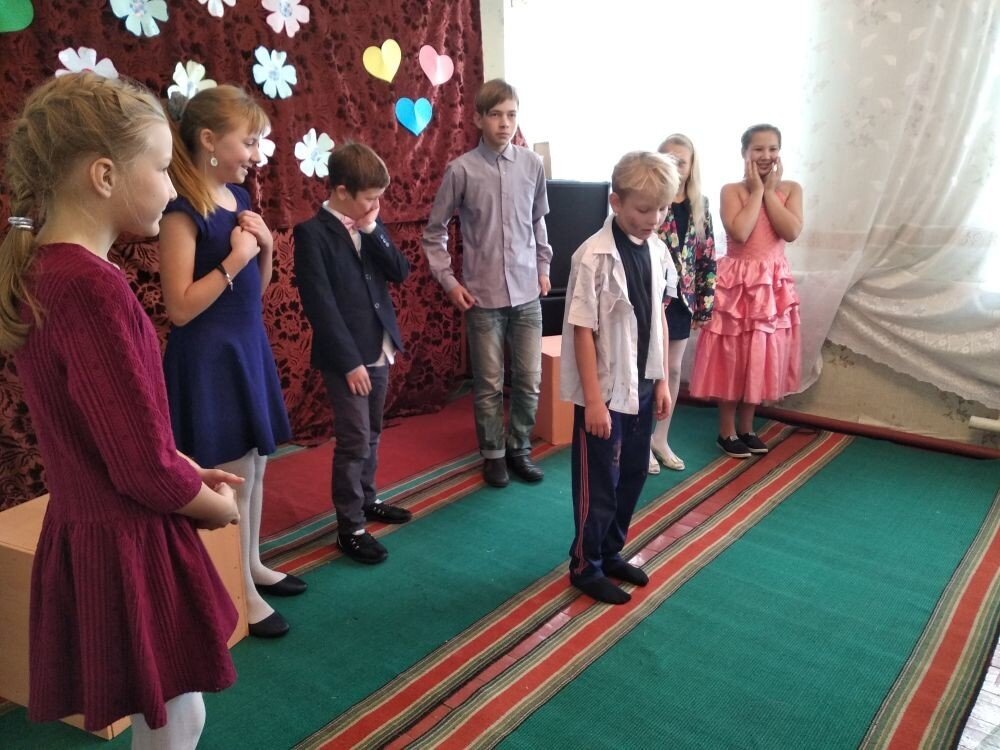 Импровизированная сцена в комнате для совещаний сельсовета