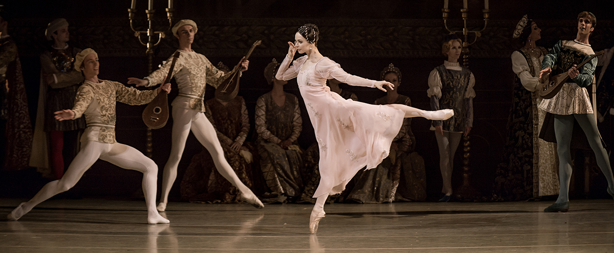 Диана Вишнёва на сцене.