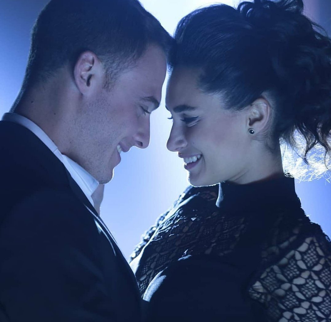 керем и зейнеп. в ожидании солнца керем признается зейнеп. керем бурсин и зейнеп. керем и зейнеп. керем бурсин сериал с зейнеп.