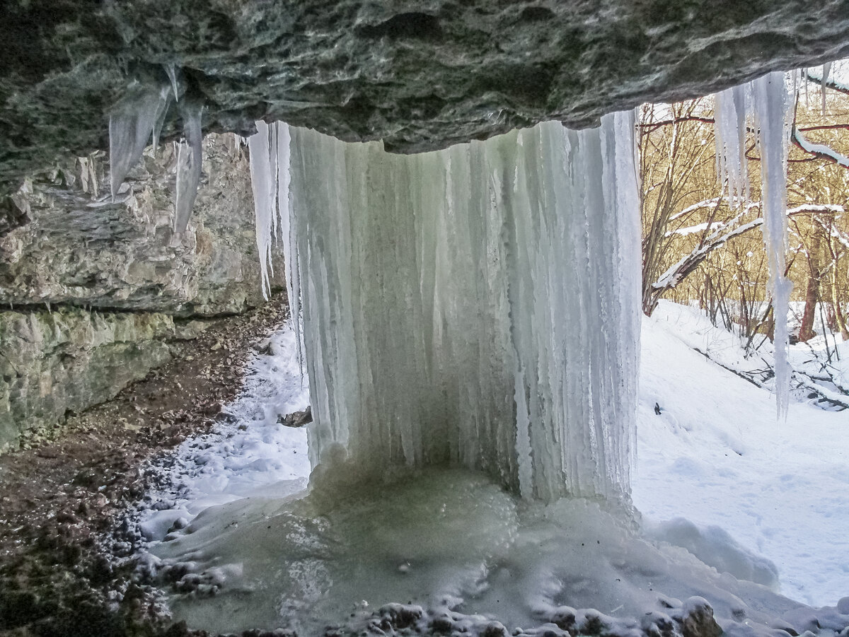 Вид "изнутри" - из грота на водопад Чинарёв. 