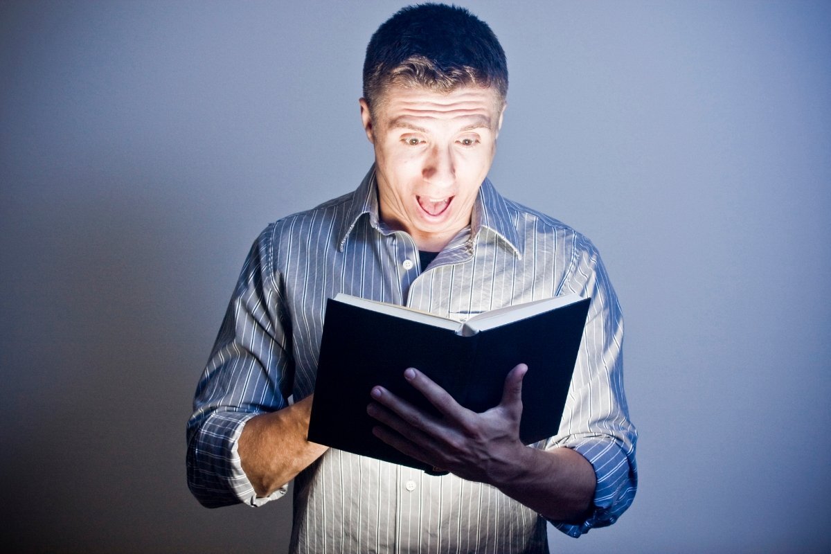 Картинка показывает что современные книги читают как раз таки с интернета, через мобильные устройства и т.д.