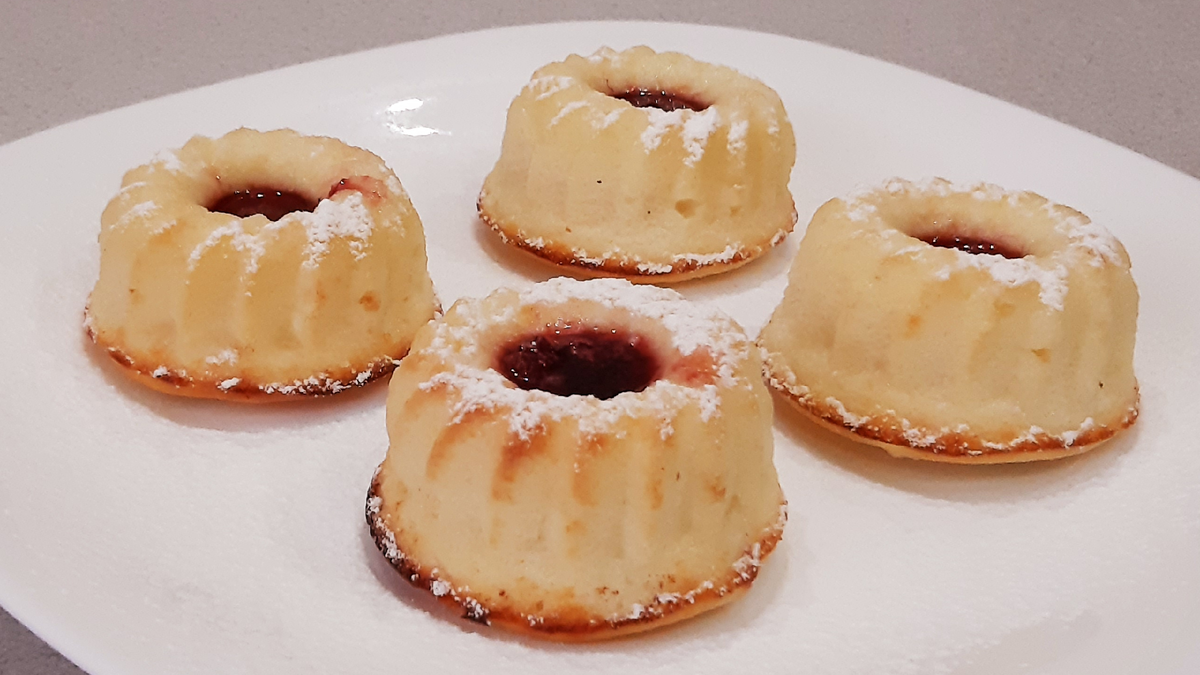 Такая выпечка номер один в моей семье и их просто обожают дети  и вкусно и никакой жарки, а подавать можно с любимым сиропом,сметаной,сгущенкой,шоколадом и даже шариком мороженого........................Просто, нежно и вкусно!