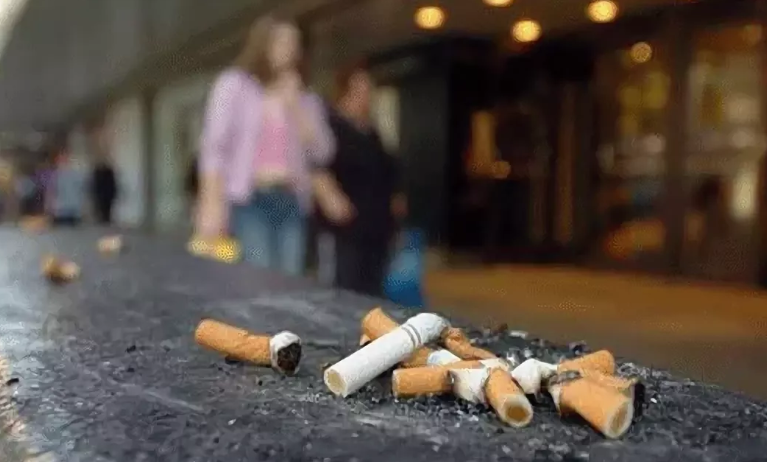 Нашел электронную сигарету на улице. Курение на улице. Курильщик на улице. Курящие люди на улице. Сигареты на улице.