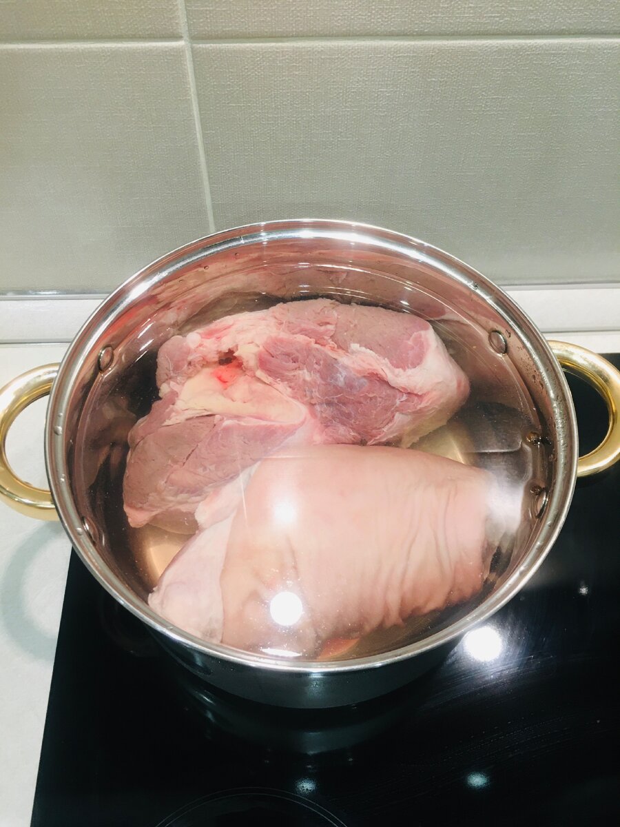 Вымытое мясо, заливаю водой. Ставлю на плиту
