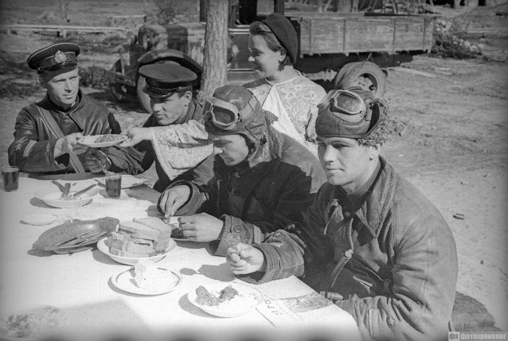 Полевая кухня Советской армии 1941-1945. Полевая кухня РККА 1941. Полевая кухня немецкой армии ВОВ. Обед на фронте. Быт великой отечественной