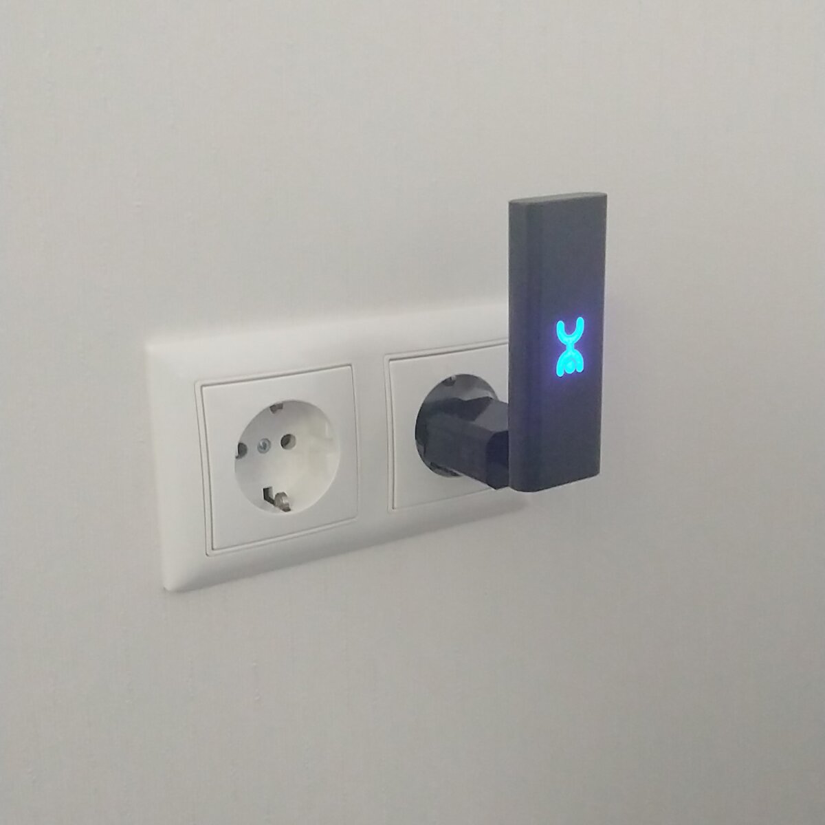 Торчит из розетки и дарует интернет насущный