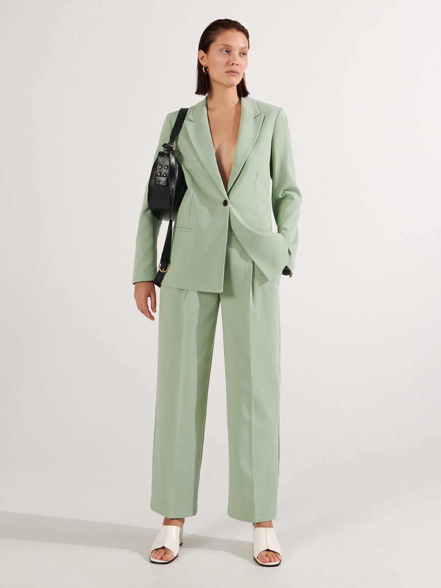 Костюмные брюки с широкими штанинами 2 999 RUB (ZK927-65X) +  Костюмный пиджак 4 999 RUB (ZK943-65X). Фото с сайта www.reserved.com/ru/ru/