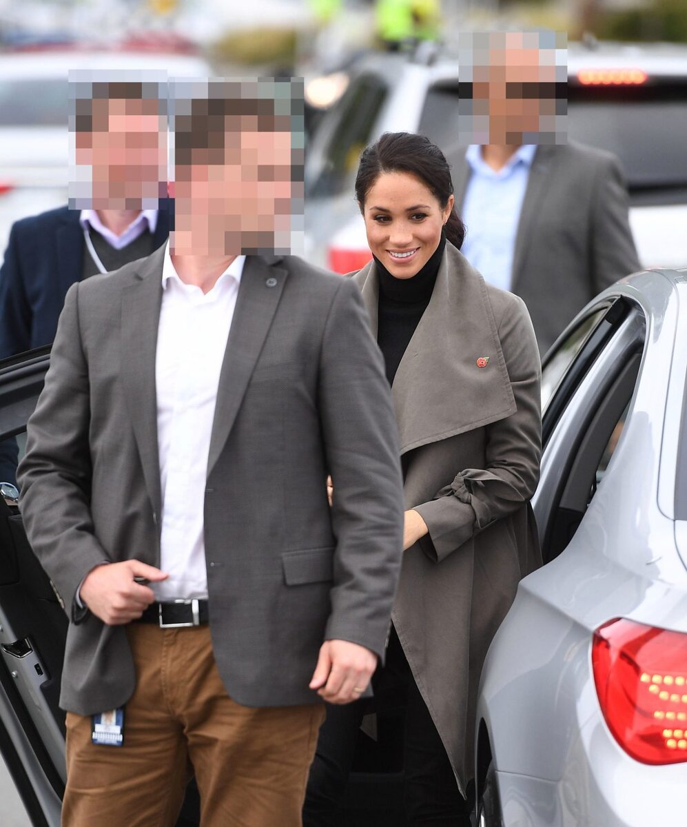 а вот Меган на метро не ездит…