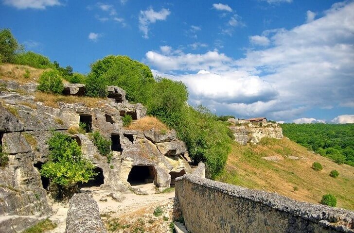 Пещерный город Чуфут-Кале Город-крепость, расположенный на высокогорном плато недалеко от Бахчисарая. Дорога к пещерному городу проходит через территорию скального Свято-Успенского монастыря. Считается, что Чуфут-Кале появился в V-VI вв. как укрепление на окраине византийских владений. В XIII-XIV вв. город стал центром небольшого княжества – вассала Крымского ханства, где начали селиться представители народа караимов. В XIX веке Чуфут-Кале покинули последние жители. 