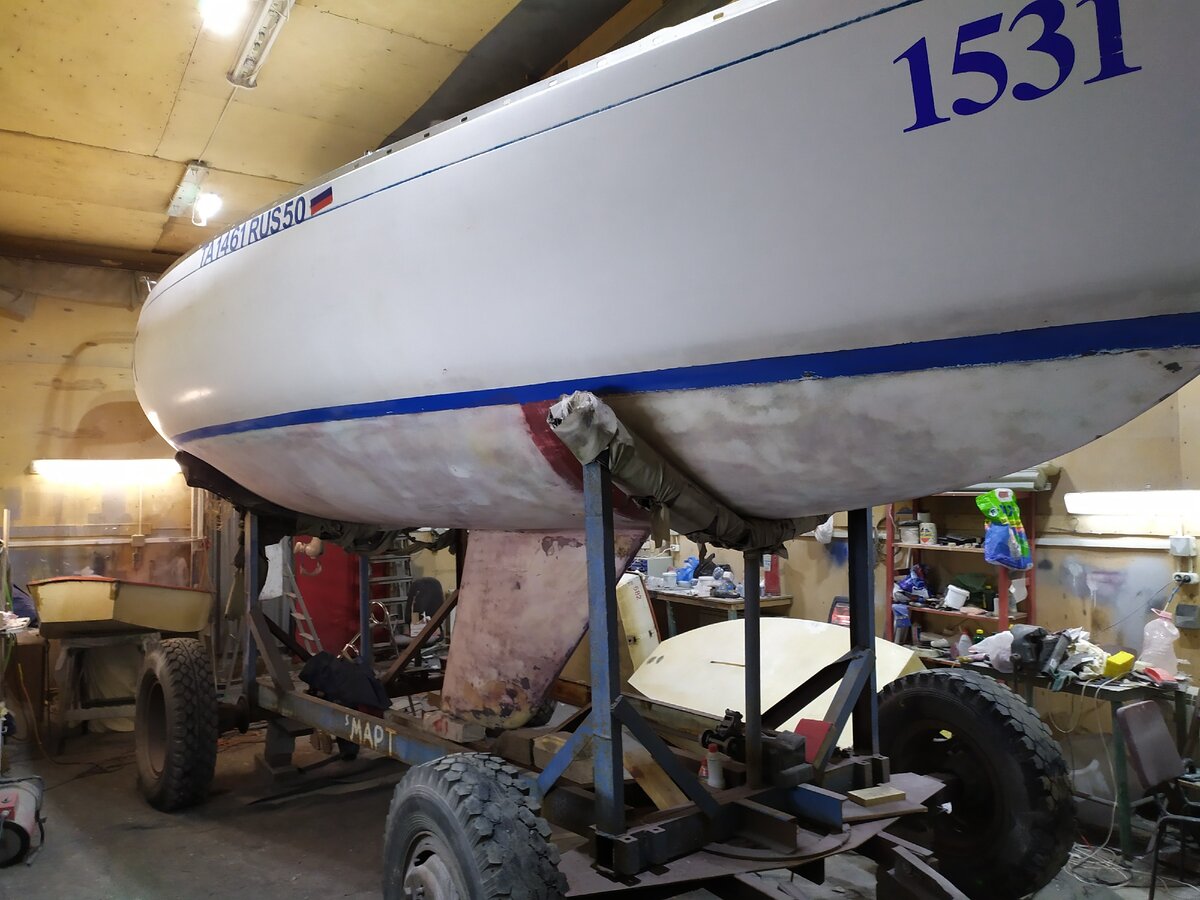 Яхта на кильблоках