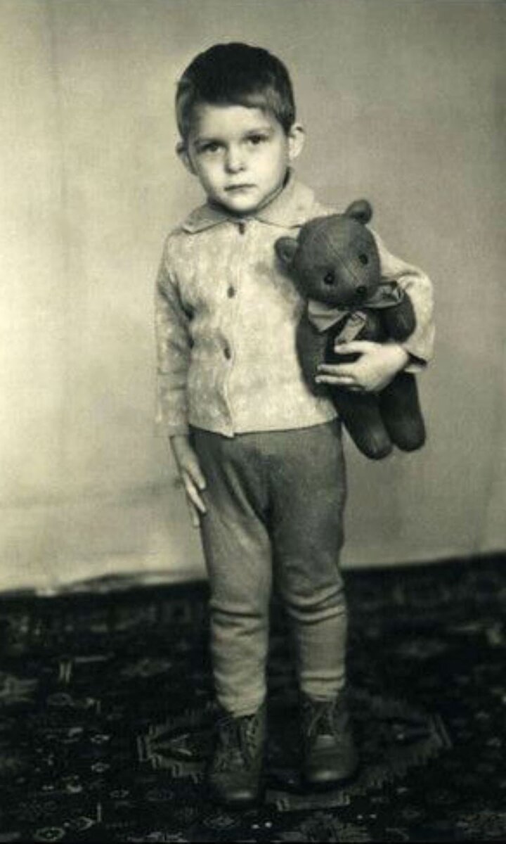 Олег Тиньков в детстве. Фото: tbank.su