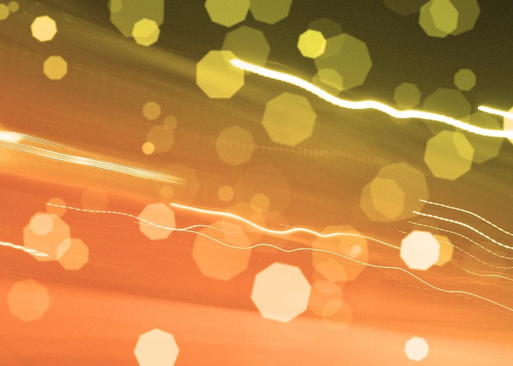 Для любого человека выражение «со скоростью света» стало синонимом слова «мгновенно». Действительно, масштабы нашей планеты не позволяют уловить конечность скорости света, однако уже довольно давно физиками была установлена предельная величина, с которой можно передвигаться сквозь пространство — 299 792 458 м / с.

Много это или мало? Безусловно, для наших повседневных занятий — более чем достаточно. Но если взглянуть на скорость света в масштабах Вселенной, становится понятно, что предельная скорость взаимодействия удручающе мала.