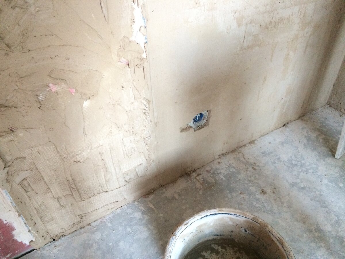 Это наша розетка, которую заделали штукатуркой.