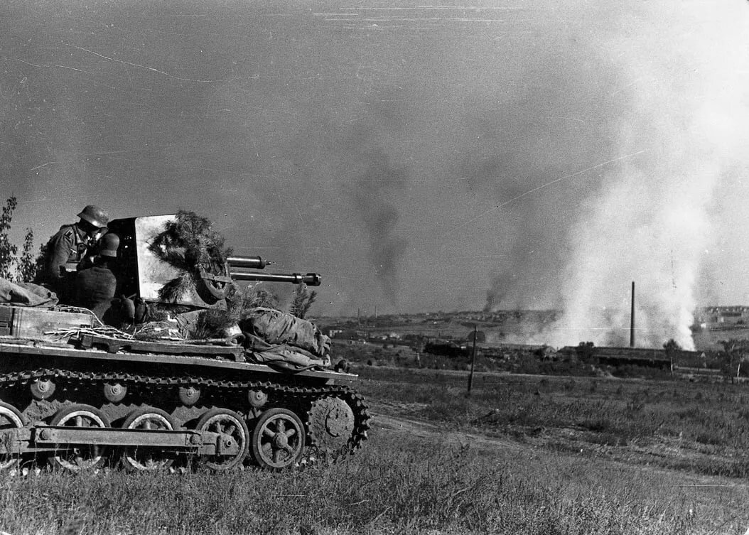 Панцерягер  1 - немецкая самоходка с 4,7-см Pak36(t). Такие орудия ПТО имелись и в буксируемом варианте.