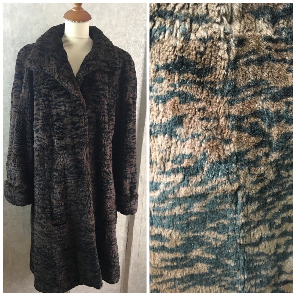 Шуба позирует во весь рост и ее окрас при ближайшем рассмотрении