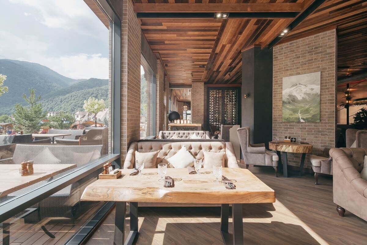 Уютно внутри, красиво снаружи - ресторан Гости на Красной Поляне. Мебель HoReCa краснодарской мебельной фабрики Триумф