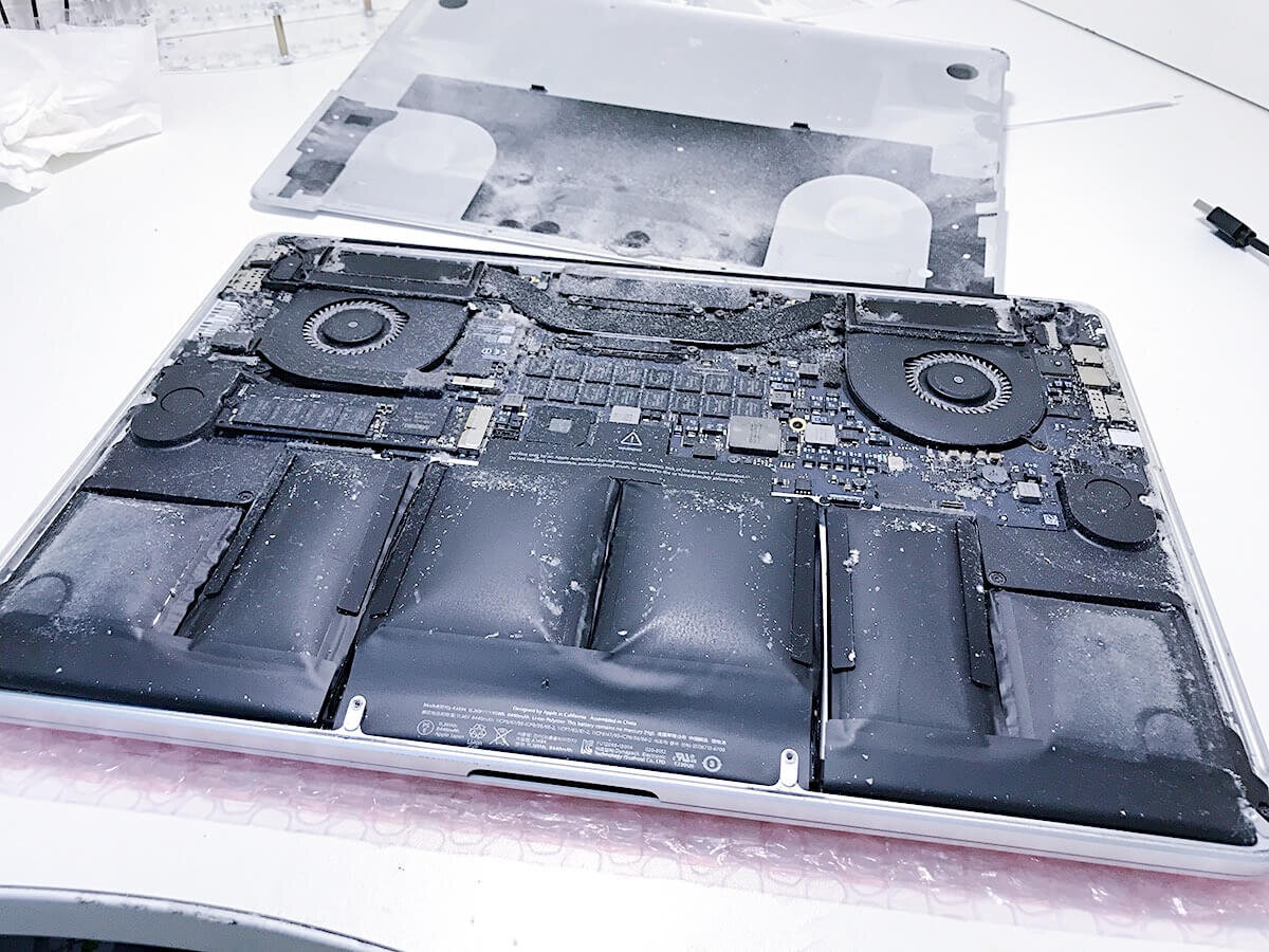 Вздутый аккумулятор в безумно пыльном Macbook Pro Retina 15"