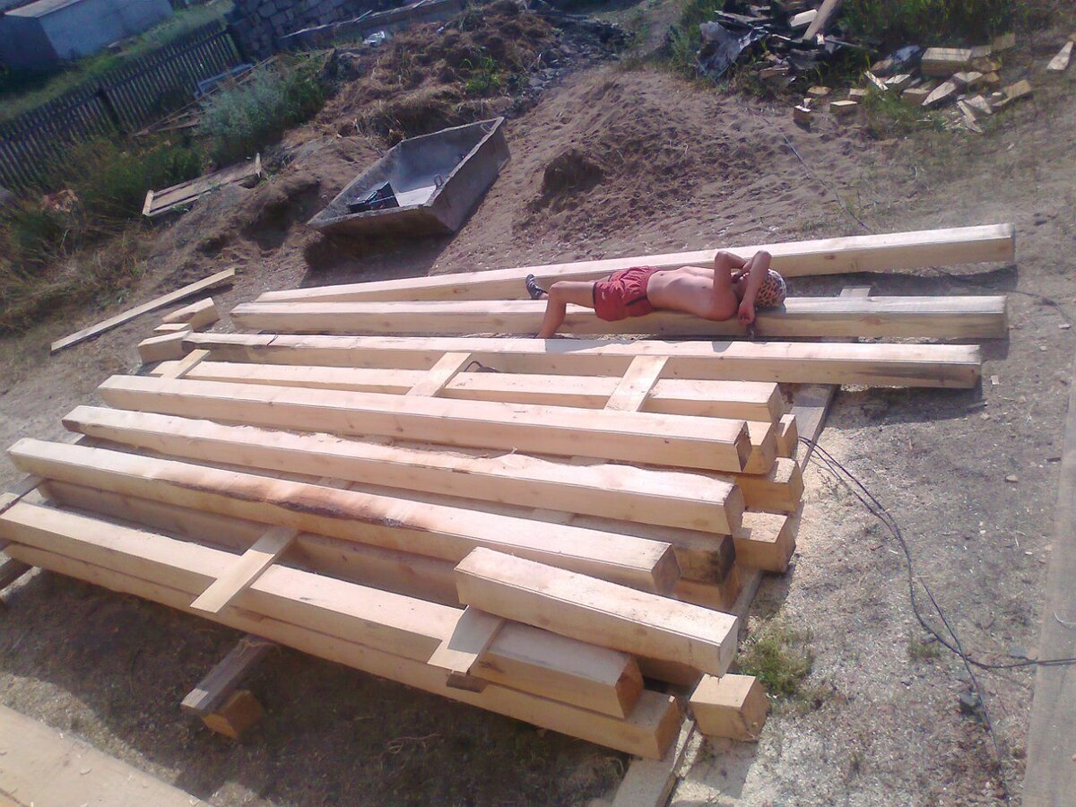 Роман загорает в обеденный перерыв. Фото из Архива)