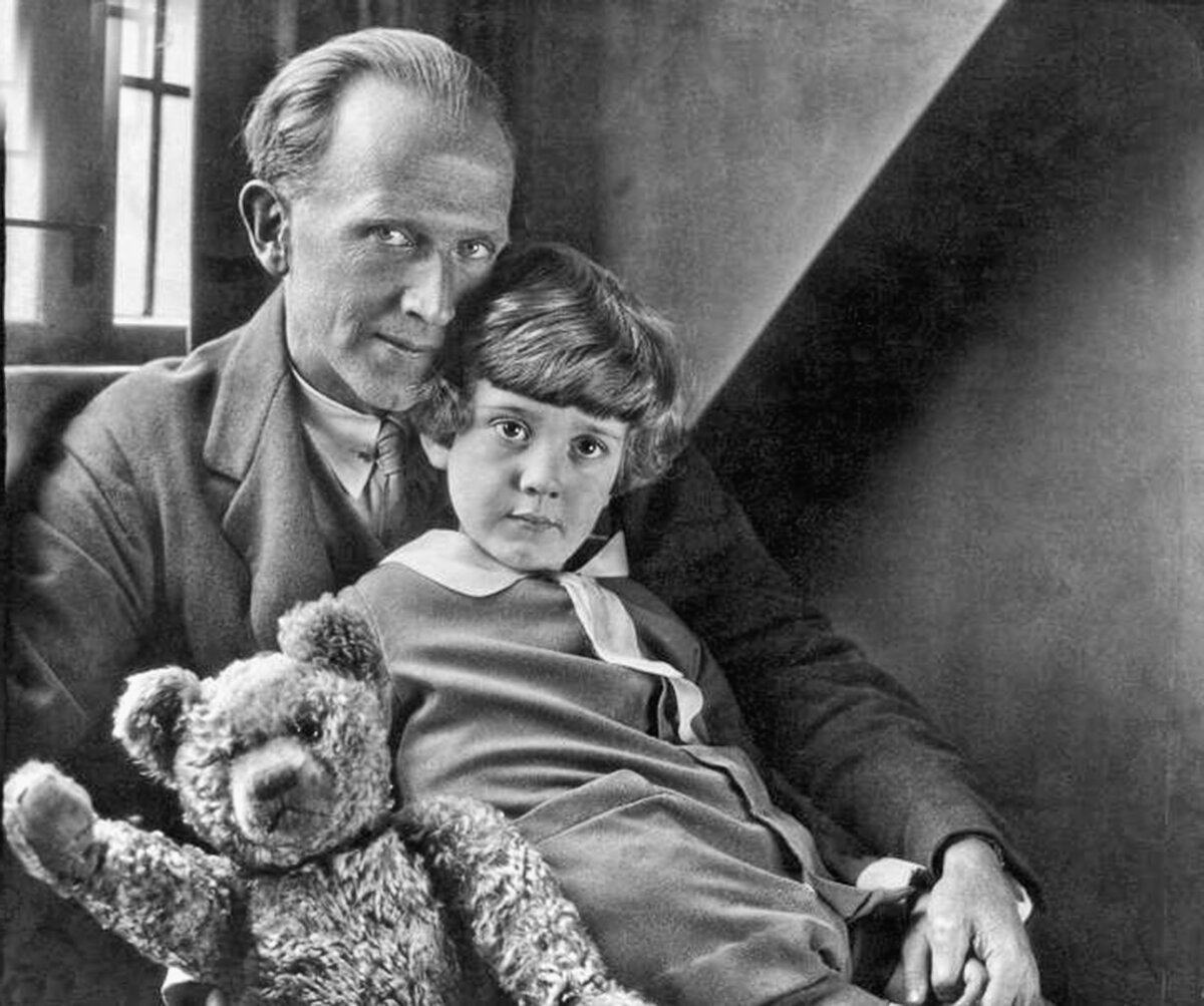 Сын автора А. А. Милна, Кристофер Робин, сидит дома со своим плюшевым мишкой Винни. (Getty Images)