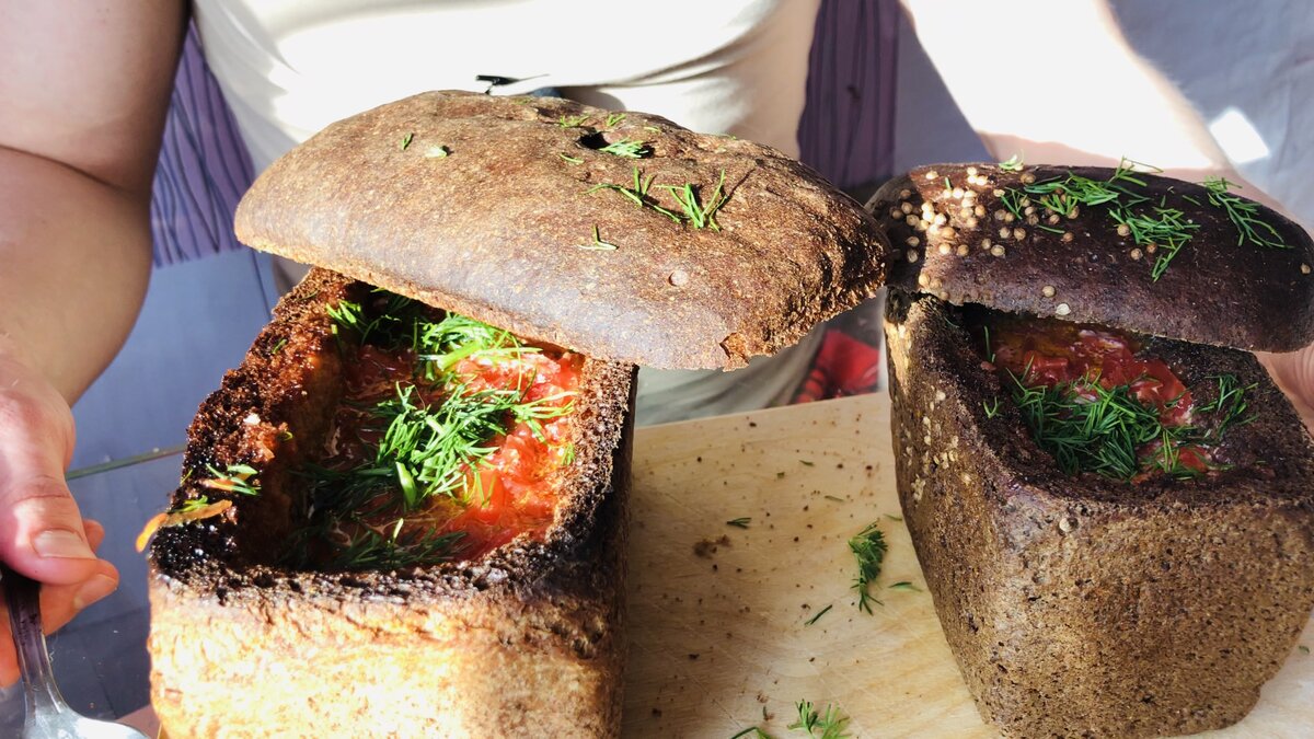 Борщ в хлебной тарелке, это безумно вкусно.