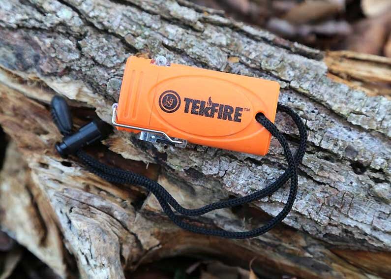 Переносить электроимпульсную зажигалку TekFire в походных условиях можно в кармане и на шее, для чего на корпусе предусмотрен регулируемый по длине шнур.