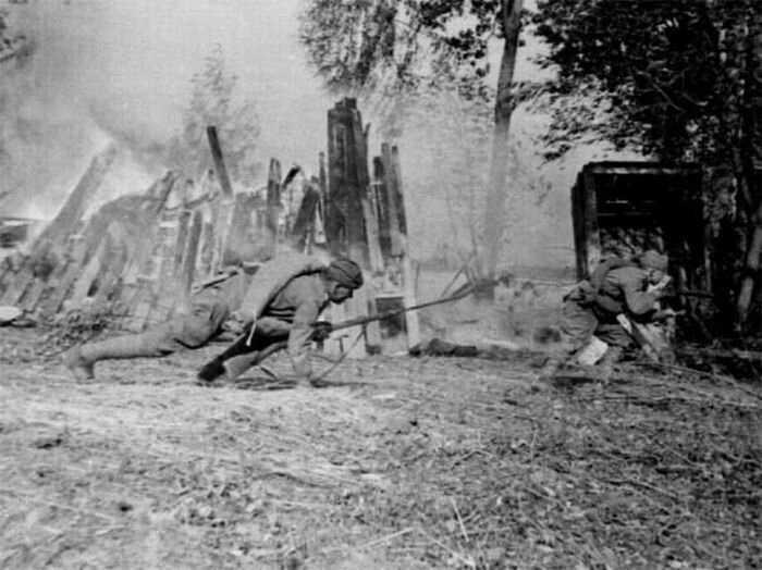 Красноармейцы ведут бой...Июнь 1941 года
