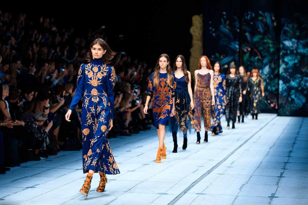 Обзоры fashion-показов ведущих модных домов также отражают цветовую повестку дня