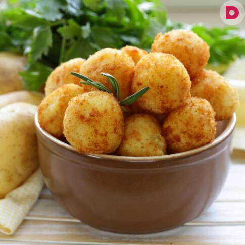 Шарики из картофельного пюре – это очень оригинальный способ использовать оставшееся с предыдущего дня картофельное пюре. Причем их можно приготавливать с начинкой и без нее, обжаривать и запекать.