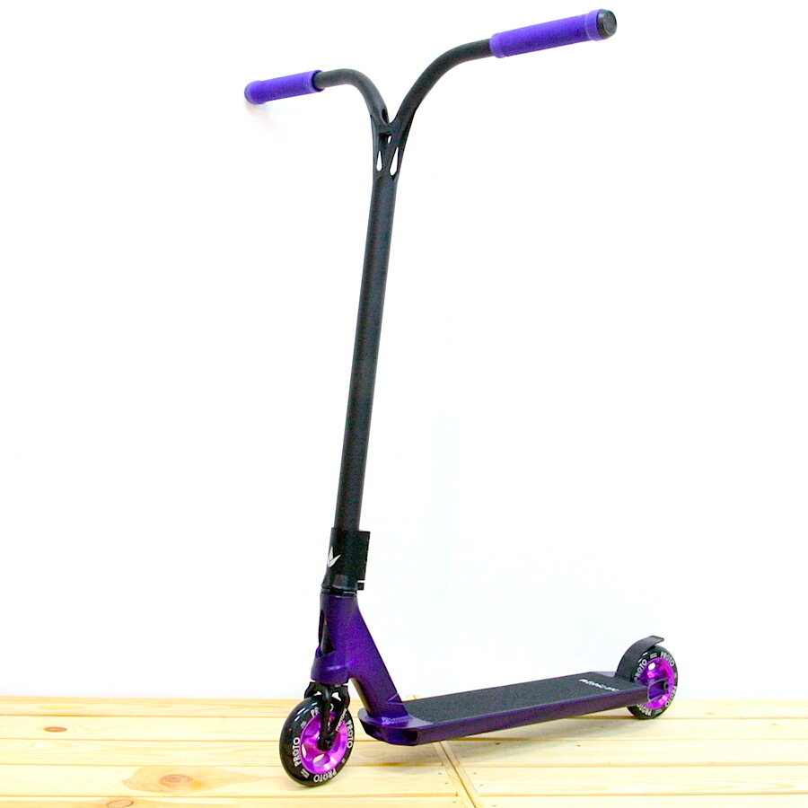 Главное в самокате это качественные запчасти, от хороших проверенных производителей, например такие бренды как Tech Team, HIPE, Explore, Razor...  Можно собрать самокат самому , но уйдёт больше времени и сил на поиск деталей по отдельности. Приведу примеры отличных запчастей зажим TILT, колёса proto,  дека Ethic, руль комета Т или Y образный, это основные запчасти помимо этого нужны грипсы, баренды, тормоз( по желанию) , вилка ( обязательно).