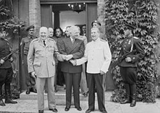 Уинстон Черчилль, Гарри Трумэн и Иосиф Сталин. 1945 год. Источник: https://ru.wikipedia.org