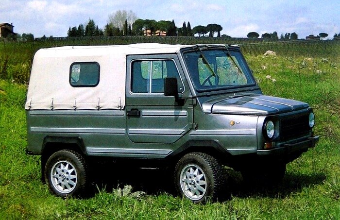 


Последние годы существования Советского Союза были нелёгкими для большинства отраслей производства, и автопром - не исключением. Нередко случалось так, что машины, выпущенные в конце 1980-х годов, оставались недооцененными. Именно так произошло с детищем Луцкого автомобильного завода ЛуАЗ-1302, который иногда называют последним советским вездеходом.
