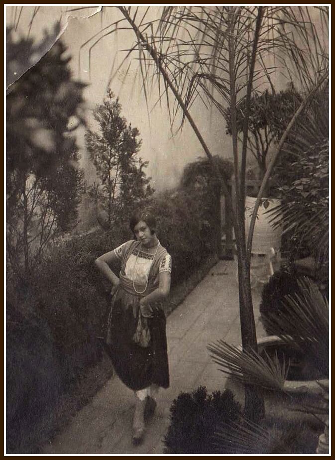 Это сеньора Офелия возле пальмы, которая до сих пор растет в доме.