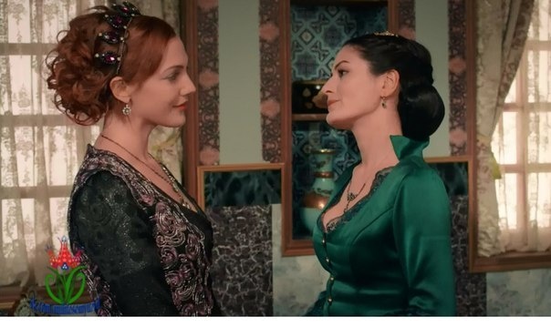 Шах и Хюррем мило ведут беседу.