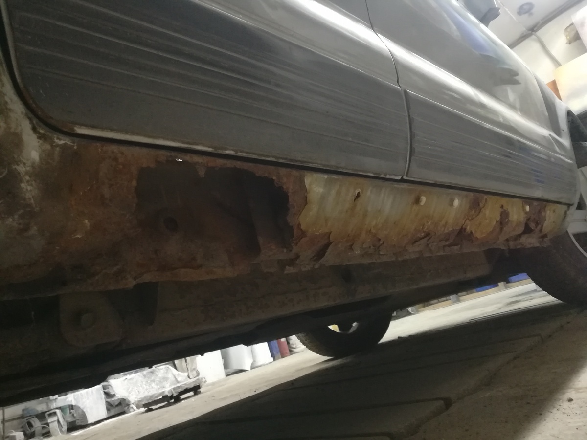 Вот такие дыры я обнаружил,после снятия пластика.