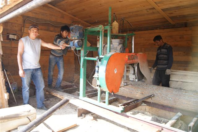 Работяги пилорама. Рамщик на ленточную пилораму. Рамщик и подрамщик на пилораме. Пилорама ленточная алтай-3 900 проф. Найти работа пилорама.