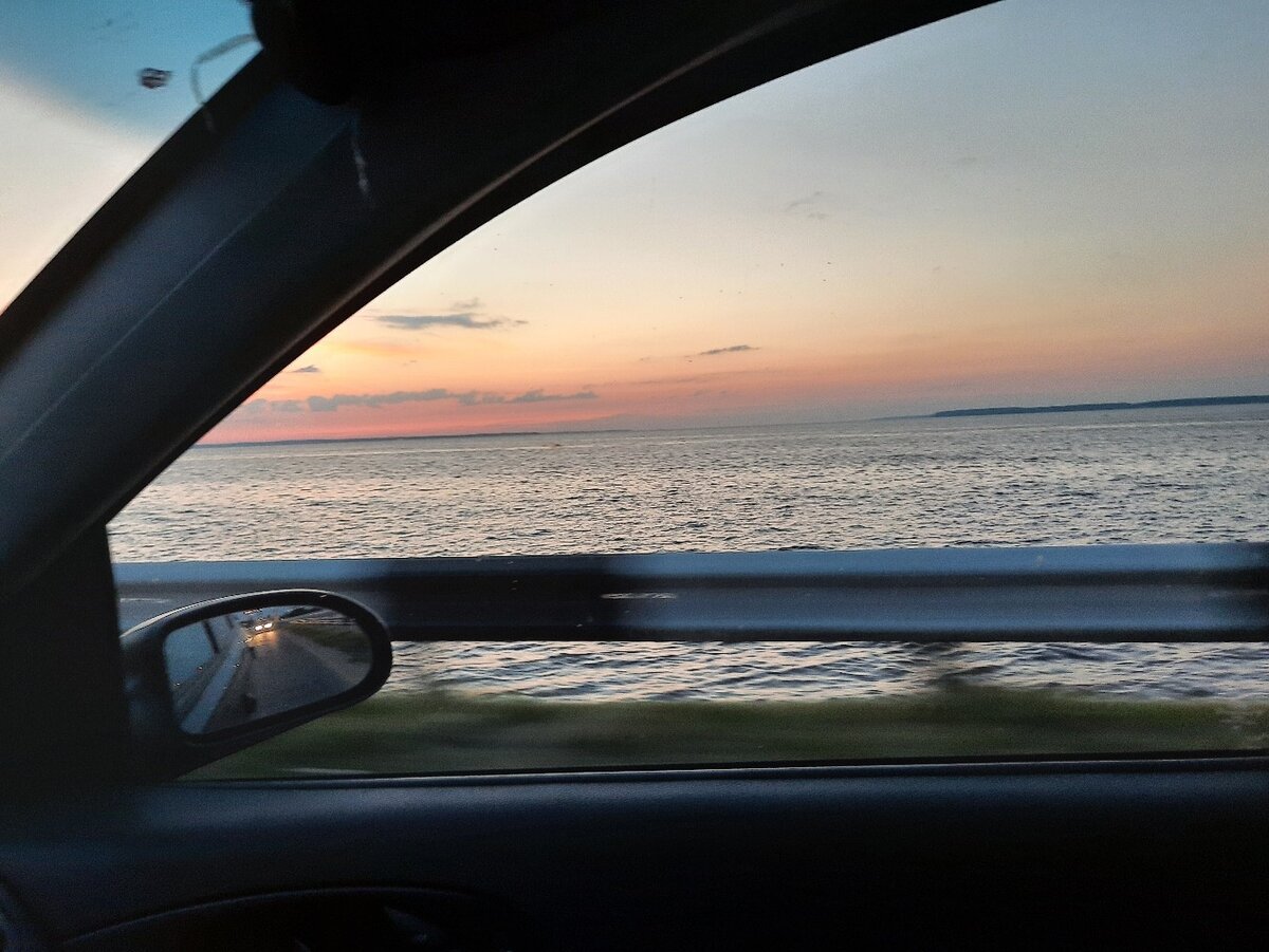 Вид из окна машины на море