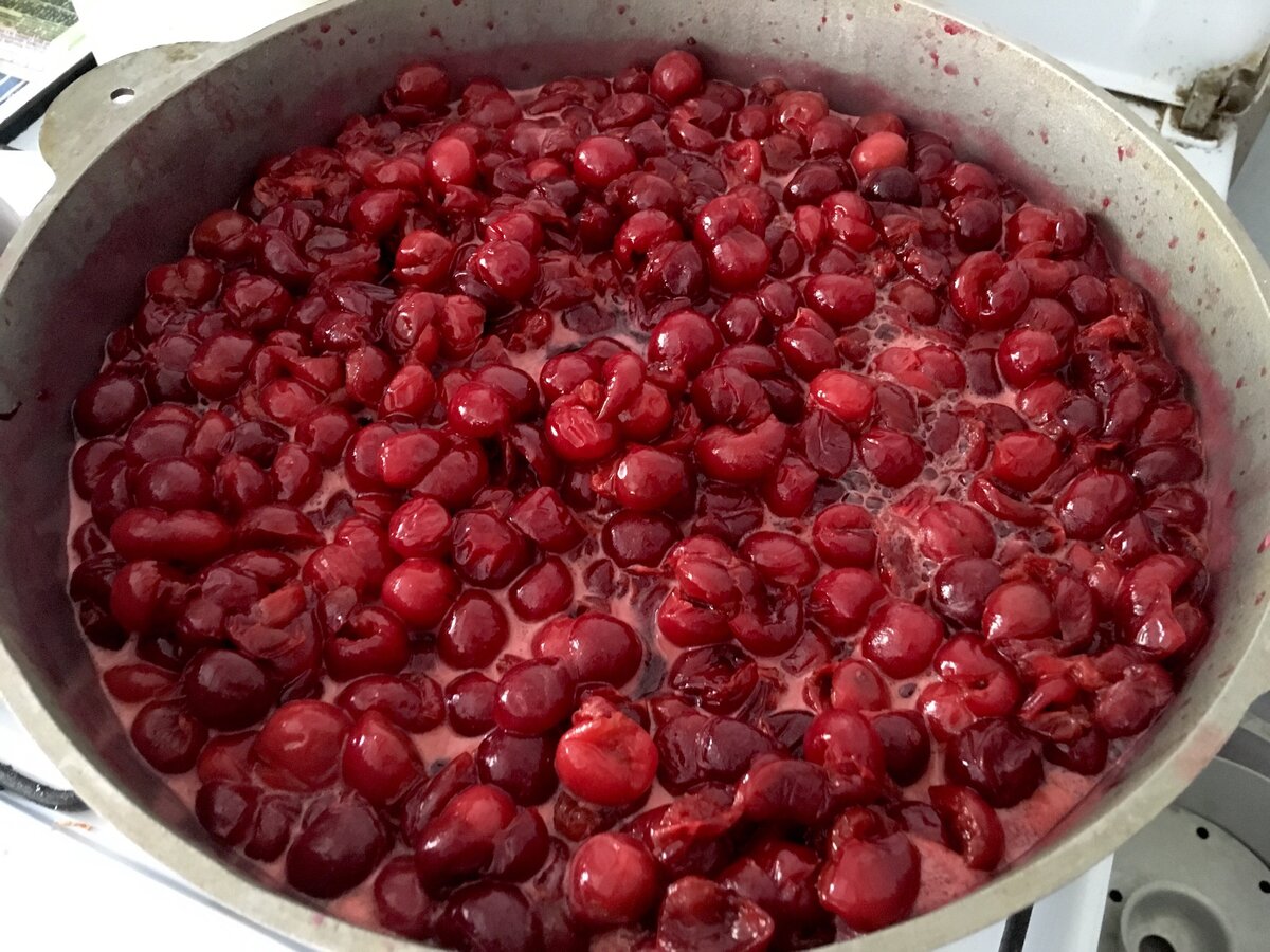Из 2 кг вишни сколько варенья. Маринад из вишни для шашлыка. Варенье из вишни, жареной на сковороде. В какой кастрюле варить варенье из вишни. В какой кастрюле лучше варить варенье из вишни.