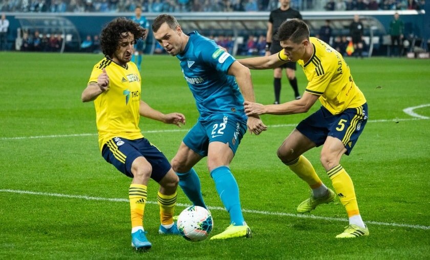 Дзюба в борьбе с игроками "Ростова"
Источник: https://football-fun.ru/uploads/posts/zenit-razgromil-rostov-dzjuba-oformil-het-trik.jpg
