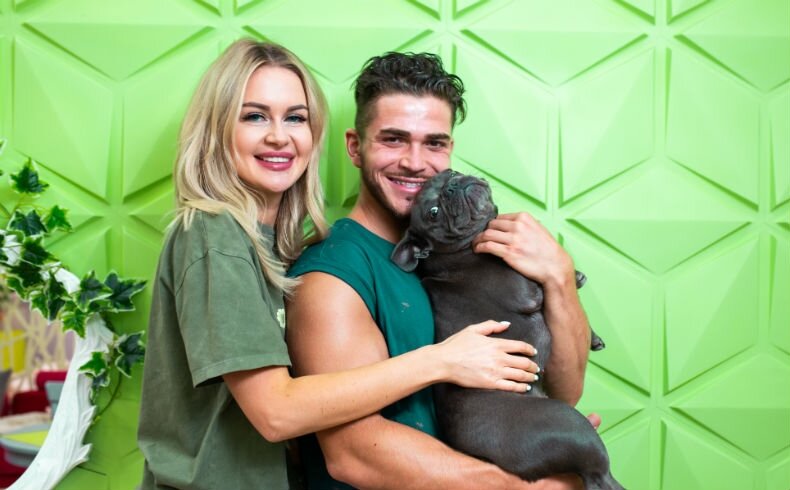 Даже Боняша в восторге от таких ярких 3D панелей
Фото: Архив Dom2Life.ru 
