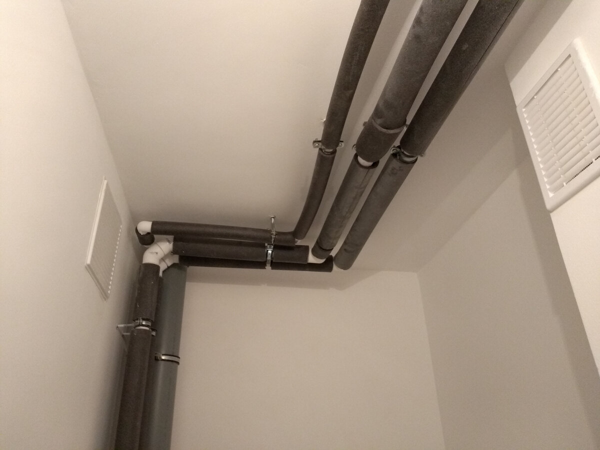 Вот такая вот архитектурная загагулина была любезно предоставлена застройщиком, в качестве декора для туалета.