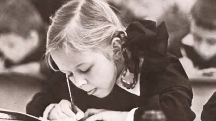 Всё больше школ в разных странах отказываются не только от чистописания, но и от необходимости писать рукой вообще. В Германии, Финляндии и США в 1 классе детей учат выводить буквы только на факультативах или не учат вообще. 
🇺🇸Американские федеральные общеобразовательные нормативы 2010 года рекомендуют учить письму только в детском саду и первом классе, куда детей отдают в пять лет. В половине штатов так и поступили. То есть с шести лет многие американские дети рукой уже не пишут, а алфавит учат на компьютере или планшете\

Осенью 2016 года в Финляндии пошли в школу первые дети, которых не заставляют писать рукой. В Швеции тоже начали отказываться от письма и снабжать детей устройствами, которые печатный текст преобразуют в письменный. Шведские учёные считают, что детская моторика не приспособлена для письма, поэтому первоклассникам лучше нажимать на клавиши: ребёнок набирает текст на компьютере и видит на экране, как он смотрится прописью.

🇬🇧В Великобритании от прописей не отказались, но первоклассников сразу учат и письменному, и печатному письму. Как только ребёнок научится кое-как прописям, он сдаёт по ним зачёт и почти всегда переходит на запись печатными буквами, — вся Великобритания пишет именно ими. Некоторые британцы могут даже не понять текст, записанный рукой российского эмигранта, учившего английские прописи в советской школе.

🇷🇺В России об отказе от чистописания говорят давно. В нашей стране за последние 100 лет письмо упрощалось несколько раз. Сразу после революции, когда большевики вместе с алфавитом меняли прописи, люди стали писать менее вычурно и стали быстрее обучаться грамоте.

Но вплоть до 1950-х годов письменный стандарт всё равно предусматривал декоративные элементы в буквах. Само письмо разрабатывалось "под перьевую ручку" при участии нейрофизиологов. В "сталинское время" целые научные институты выверяли каждую букву так, чтобы при письме у человека мышечное напряжение чередовалось с расслаблением. Все эти завитушки у строчной «д», заглавной «Г», чёрточки над «Т» сохраняли, чтобы письмо не было безотрывным. Предполагалось, что при всех линиях, ведущих вниз, делается нажим, а при прорисовывании линий вверх давление ослабляется и рука отдыхает. Писали так медленнее, но уставали меньше. После 1953 года (смерти "вождя народов") письменный стандарт упростили, заменив его на безотрывное письмо. После перехода на безотрывное письмо скорость письма выросла, но человек стал быстрее уставать и терять концентрацию внимания, так как рука постоянно была в напряжении.

В 1990-2000-е пошла третья волна упрощения прописей: уроки чистописания сократили. И если ещё в 1950-е годы этот предмет преподавали в начальной школе (до 4 класса включительно), то теперь в лучшем случае школы оставляют его на год, а где-то ограничиваются и двумя четвертями. В школе больше нет жёстких требований к почерку: детям необязательно писать в тетрадках красиво.

ПИСЬМО ОТ РУКИ ПРЕВРАТИТСЯ В РЕДКОЕ ИСКУССТВО

На освоение письма в школах тратят немного времени — всего полгода. Дальше ребёнок занимается орфографией, пунктуацией, грамматикой… Какие такие конкурентные навыки и знания дети могут успеть получить за две четверти?

Допустим, шведские учёные правы, и через 50-70 лет человечество вообще перестанет использовать письмо для коммуникации. И те, кто сегодня кое-как умеют записать на бумажке адрес, через 50 лет будут считаться художниками-каллиграфами, владеющими совершенно бесполезным, но завораживающим искусством письма.

КАКИЕ ПОСЛЕДСТВИЯ ОТКАЗА ПИСЬМА ЖДУТ ШКОЛЬНИКОВ И ВООБЩЕ ВСЕХ НАС

1. Мы начнём хуже читать.

А ещё пострадает моторика и координация. При ручном письме задействованы участки мозга, отвечающие за интерпретацию сенсорных ощущений и формирование речи. А у тех, кто рукой не пишет, эти участки включаются гораздо реже. У нас в голове есть так называемый центр Брока — участок, отвечающий за складывание букв в слова и их распознавание. То есть за умение читать и писать. При ручном письме этот центр активизирует свою работу. Из этого учёные норвежского университета Ставангера сделали вывод, что люди, которые быстро пишут, лучше читают. И наоборот: люди, медленно читающие и тяжело понимающие текст, плохо пишут.

Те, кто учился в традиционной школе и успел пожить в традиционном обществе, где у каждого человека в сумке была ручка с блокнотом, знают, что есть люди, которые пишут быстро и у них летящий лёгкий почерк. А есть такие, кому записи даются медленно, кто выводит каждую букву, часто останавливается и подчёркивает написанное. Это означает, что у одних речевой центр и центр Брока развиты хорошо, а у других плохо.

2. У детей, которые мало пишут, плохо развит глазомер.

И наоборот: те, у кого проблемы с глазомером, плохо пишут. В Китае и Японии, например, в лучники старались брать каллиграфов.

3. Люди станут хуже распознавать письменный текст.

Тот, кто сам не пишет от руки, не понимает, что написано. Конечно, в мире, где ручкой никто не пользуется, неумение читать письмо нестрашно. Но страшно, что мы откажемся от этой умственной деятельности. Процессы чтения письменного и печатного текстов изучены досконально. Людей с книжками и блокнотами сажали в аппараты МРТ, проводили во время чтения УЗИ, допплеровское сканирование сосудов мозга, снимали ЭЭГ (электроэнцефалограмму). Доказано: при чтении письменного текста у нас задействовано гораздо больше участков мозга, чем при восприятии печатного.

4. Станут меньше учить орфографию, пунктуацию и грамматику, ведь во всех гаджетах и браузерах есть функция автоисправления.

Поэтому человек, который не будет уметь писать от руки, скорее всего, не сможет писать грамотно. Многие решат, что грамотность в XXI веке и ни к чему. Но спорить с необходимостью учить спряжения так же странно, как оспаривать преимущества разностороннего образования: зачем нам в университетах преподавали литературу и астрономию? Да затем, что сам процесс обучения меняет людей и влияет на развитие интеллекта. Единственное, что может сделать человека хоть немного умнее, — это обучение.

5. Без письма мы будем хуже формулировать свои мысли.

Ведь при записи речи человек ещё до касания ручкой бумаги складывает в уме предложение. На самом деле письмо от руки требует высшей формы абстрактного мышления. Для того, чтобы набирать текст на компьютере, этого не нужно, ведь фразу, падеж, союз в любой момент можно поменять. Всё очень просто: кто часто пишет рукой и записывает лекции, часто обращается к абстрактному мышлению. А его тоже нужно держать в тонусе.

6. У нас будет плохое воображение.

Люди, которые записывают текст от руки, лучше представляют себе в уме, о чем идёт речь. Если это лекция о поэтах Серебряного века, студенты, пишущие на бумаге, подробнее представляют членов «Бубного валета» и персонажей поэм Есенина, чем те, кто печатает на компьютере. Это выяснили, заставив людей записывать лекции в томографе.

7. Дети в принципе станут хуже учиться и запоминать .

Есть много исследований, которые говорят от том, что материал, записанный от руки, а не на компьютере, лучше запоминается, так как люди формулируют основные мысли ещё в процессе записи. Это подтвердили эксперименты американских психологов Пэм Мюллер и Дэниеля Оппенгеймера. Учёные выяснили, что студенты, которые записывают конспекты на компьютере, делают это более подробно, зато те, кто пишут от руки, лучше запоминают материал. При рукописной записи люди в уме очень быстро перефразируют высказывание и формулируют мысль так, чтобы легче её записать и запомнить.

Чтобы это понять, необязательно читать журнал Psychological Science: тем, кто старше 25-ти, достаточно вспомнить себя и свои конспекты лекций: мы, не упуская из внимания ни слова преподавателя, структурировали полученную информацию, чертили в тетрадях таблицы, группировали данные и просто записывали лаконично. На компьютере или планшете можно делать почти всё то же самое, но у человека пропадает необходимость чётко продумывать мысль и структуру текста, потому что он в любой момент может что-то дописать. Нам для усвоения материала достаточно было хорошо записать лекцию — перечитывать не нужно. Сегодняшним студентам и школьникам при подготовке к экзаменам приходится перечитывать записи несколько раз.

💡Принято считать, что человечество в его прогрессе неизменно идёт по пути улучшения. И что каждый новый приобретённый навык или утраченный старый в конце концов приводит к хорошему. Но с отказом от письма это правило может не сработать. Потому что сэкономленных на чистописании в первых классах часов вряд ли хватит, чтобы приобрести серьёзное умение или важные знания. А вот для того, чтобы потерять полезную для общего развития практику, как письмо от руки, их окажется достаточно.